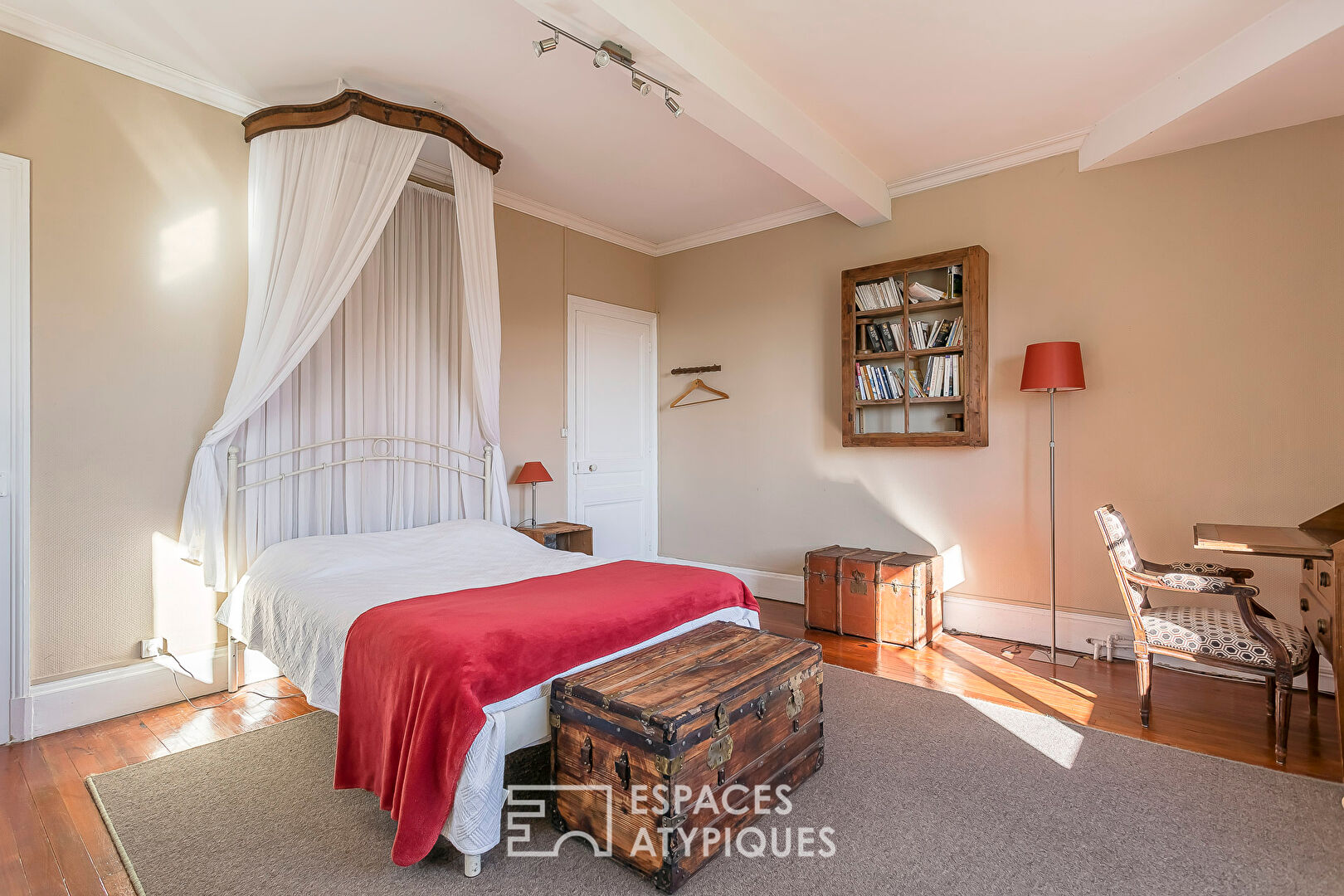 Élégance d’un clos du XVIIIe sur parc arboré avec piscine à Saint-Genis-Laval