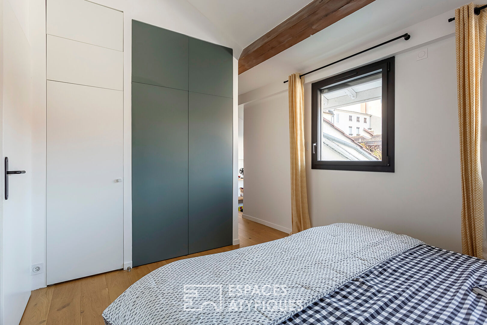 Duplex familial avec terrasse et piscine au calme absolu