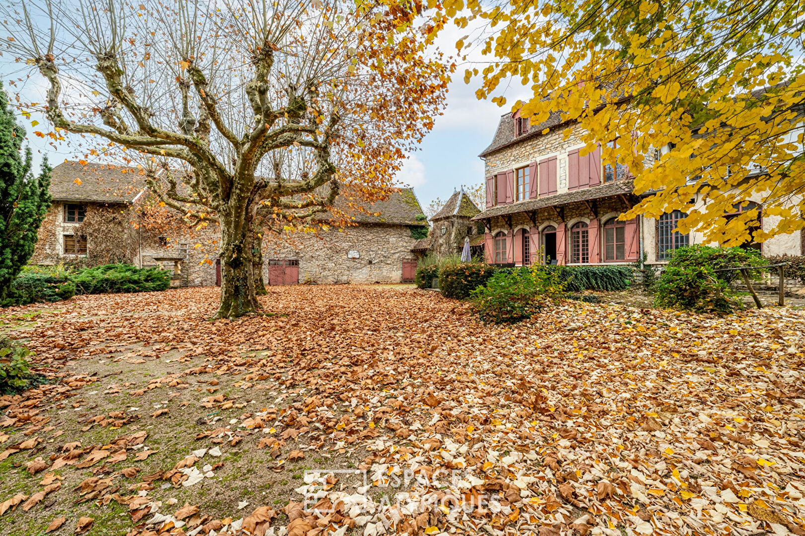 Maison de maître avec grandes dépendances