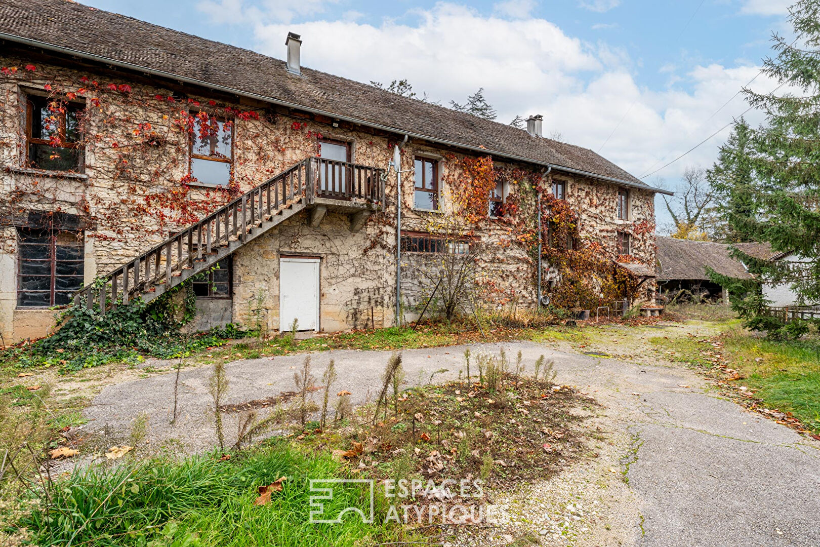 Maison de maître avec grandes dépendances
