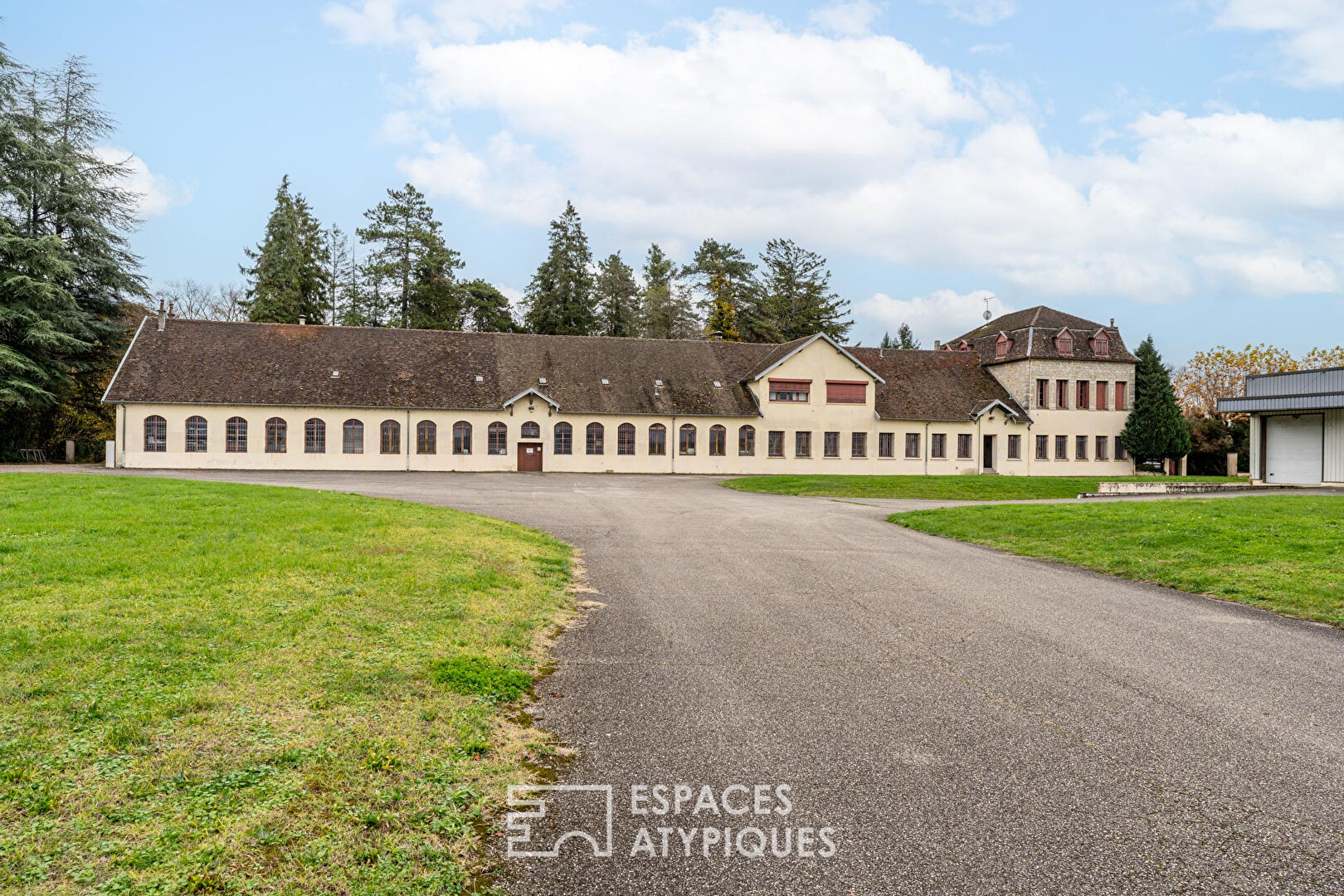 Maison de maître avec grandes dépendances