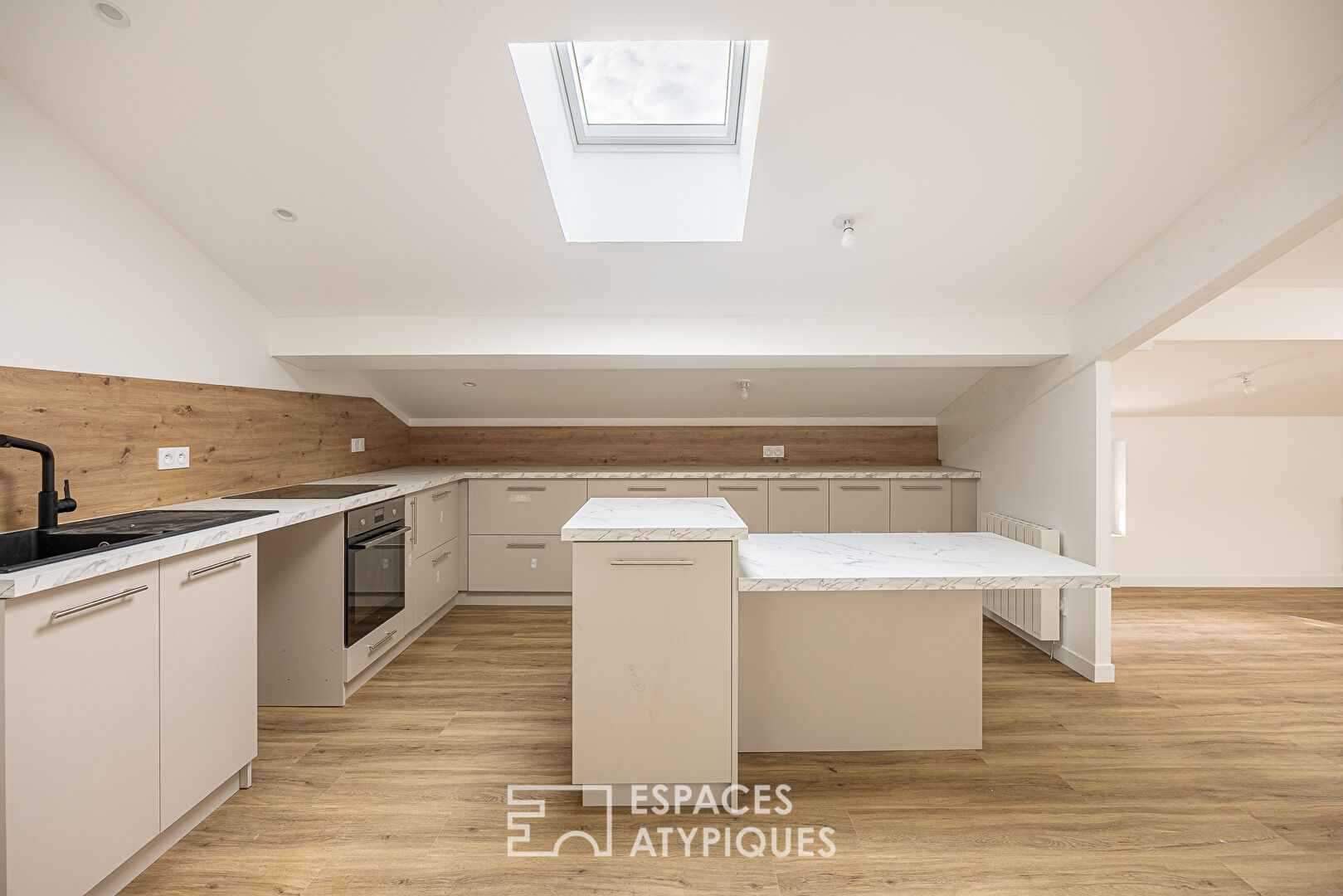 Renovated 2-room apartment on the top floor