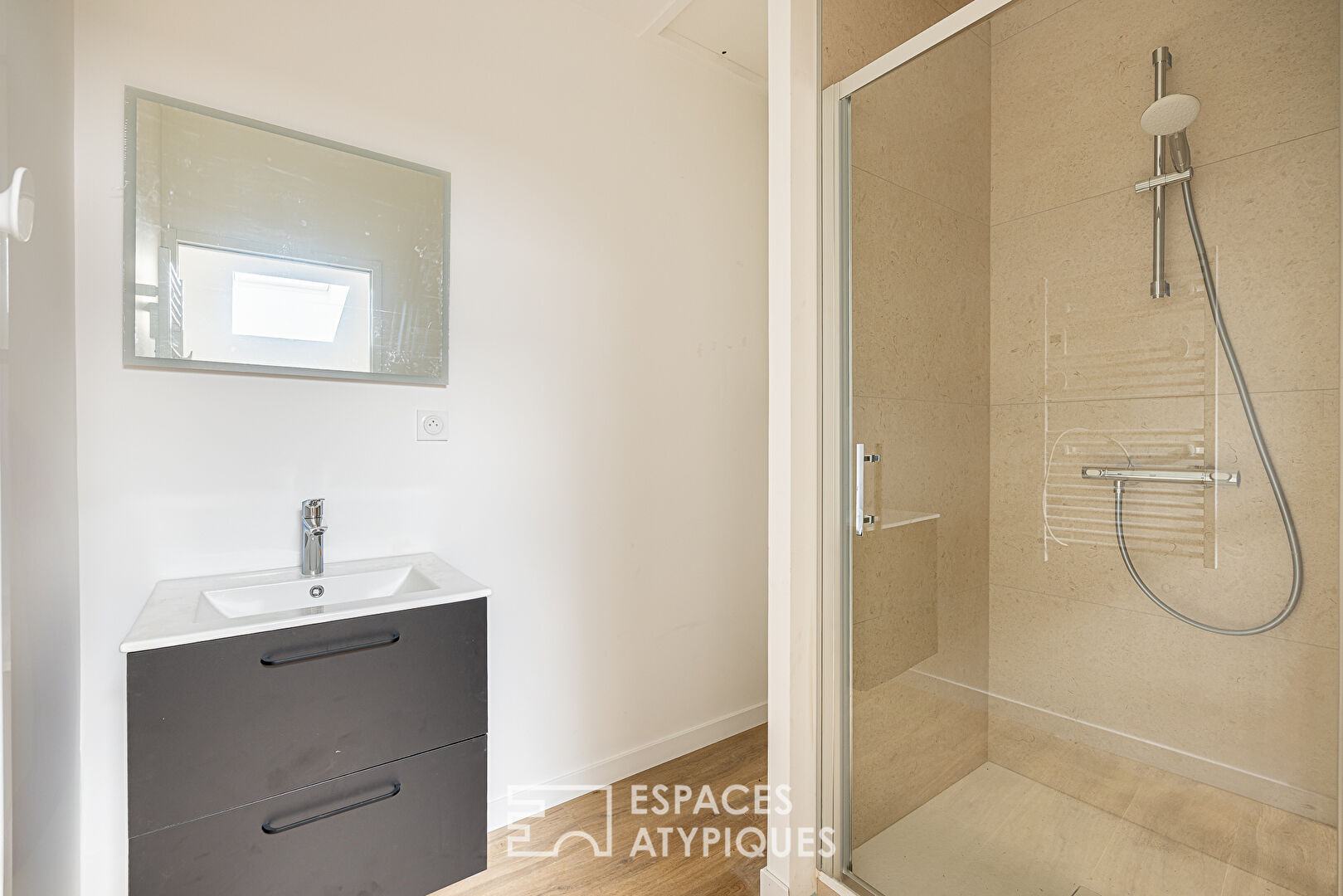 Renovated 2-room apartment on the top floor