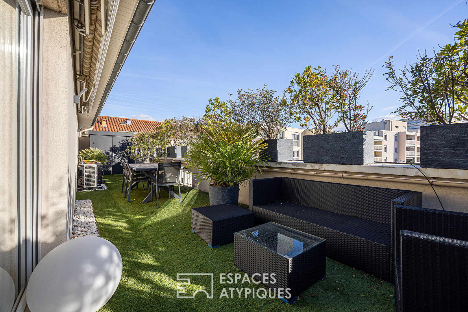 Penthouse lumineux avec deux terrasses paysagées et vue panoramique