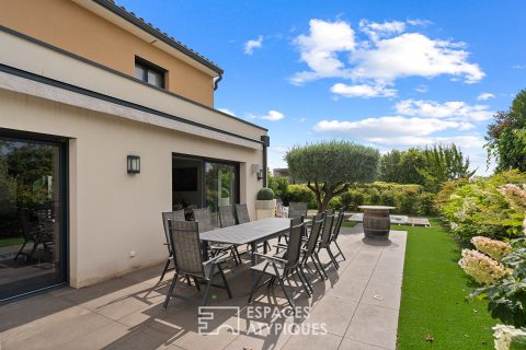 Maison contemporaine dans le vieux Collonges