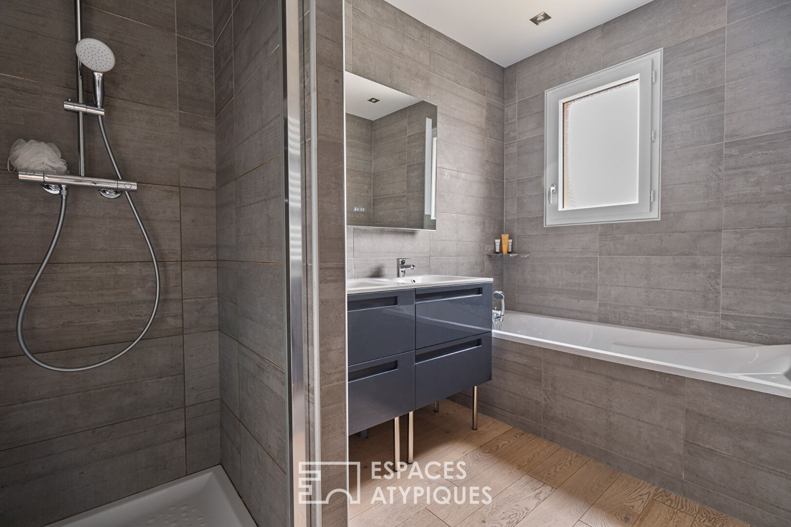 Maison contemporaine dans le vieux Collonges