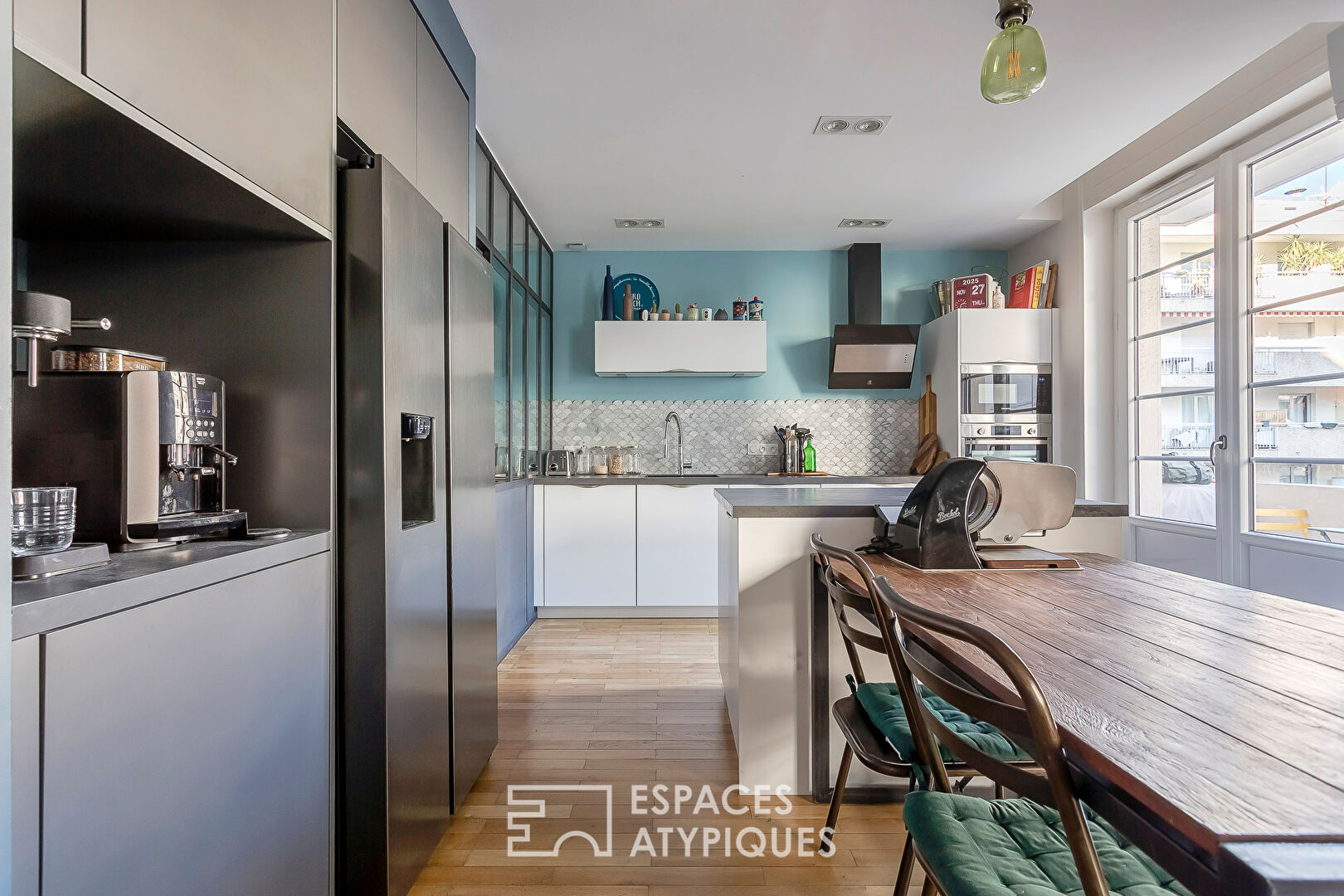 Bel ancien rénové avec deux balcons