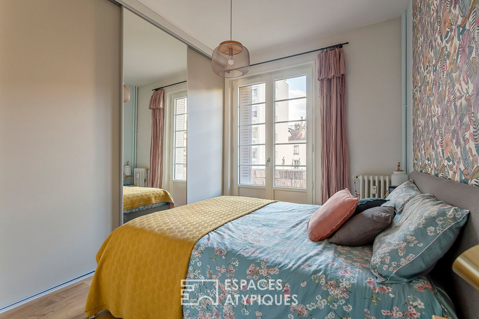 Bel ancien rénové avec deux balcons