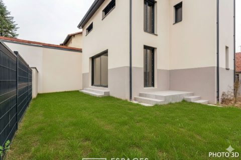 Élégance contemporaine et volumes lumineux à Montchat