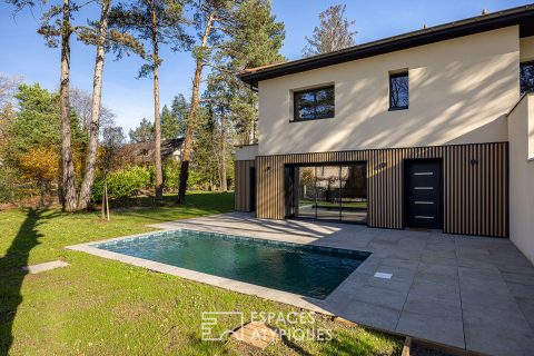 Maison moderne avec piscine proche du centre-ville.