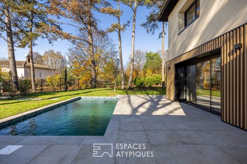 Maison moderne avec piscine proche du centre-ville.