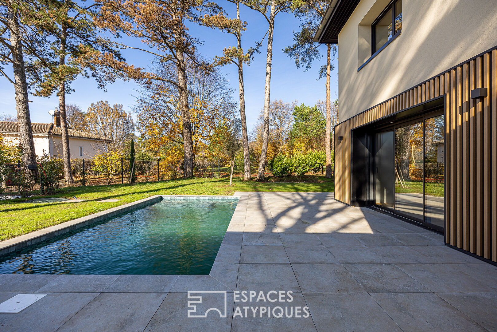Maison moderne avec piscine proche du centre-ville.