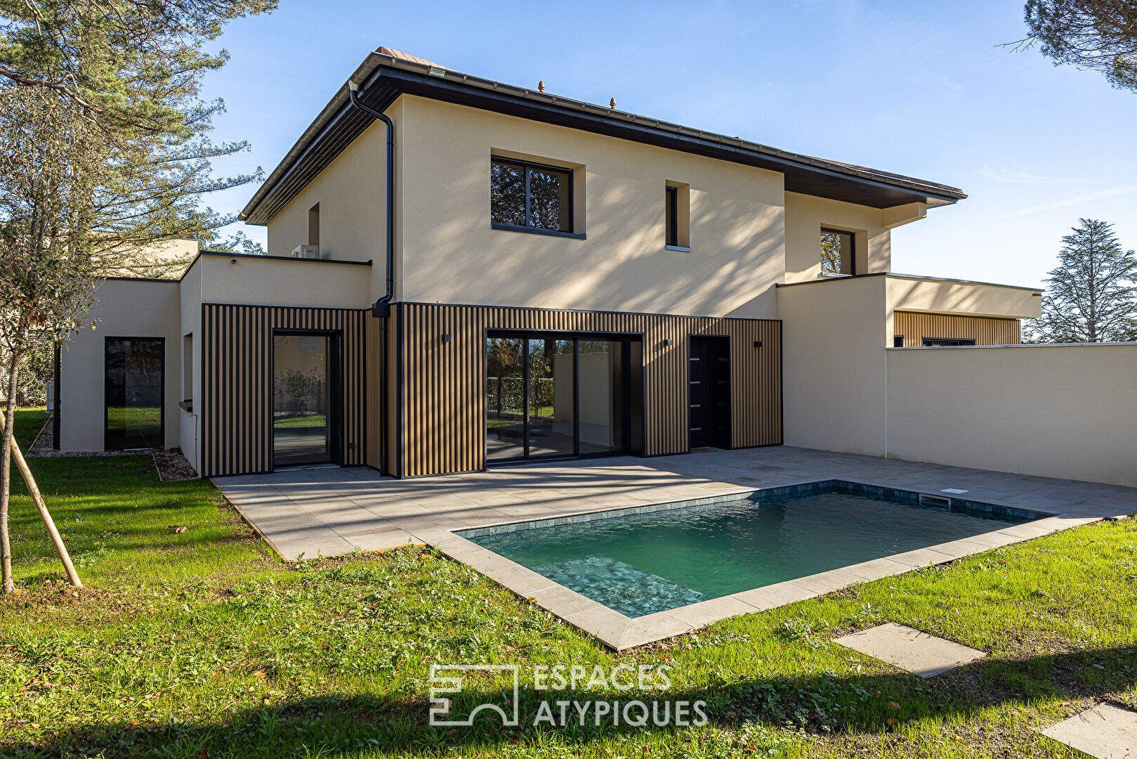 Maison moderne avec piscine proche du centre-ville.