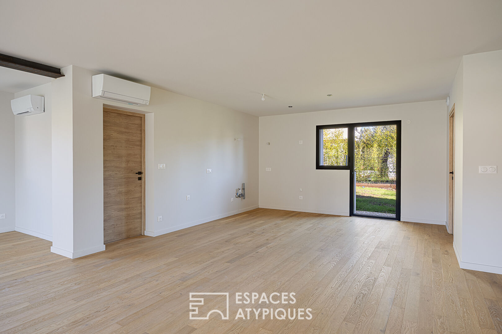 Maison moderne avec piscine proche du centre-ville.