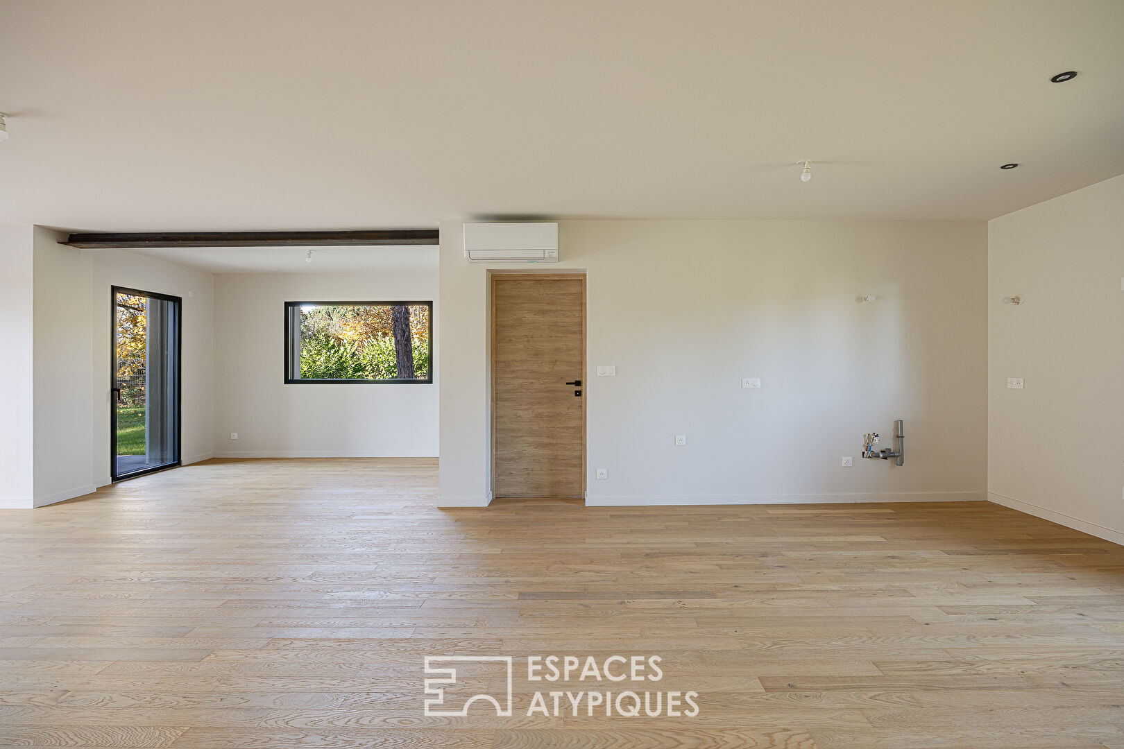 Maison moderne avec piscine proche du centre-ville.