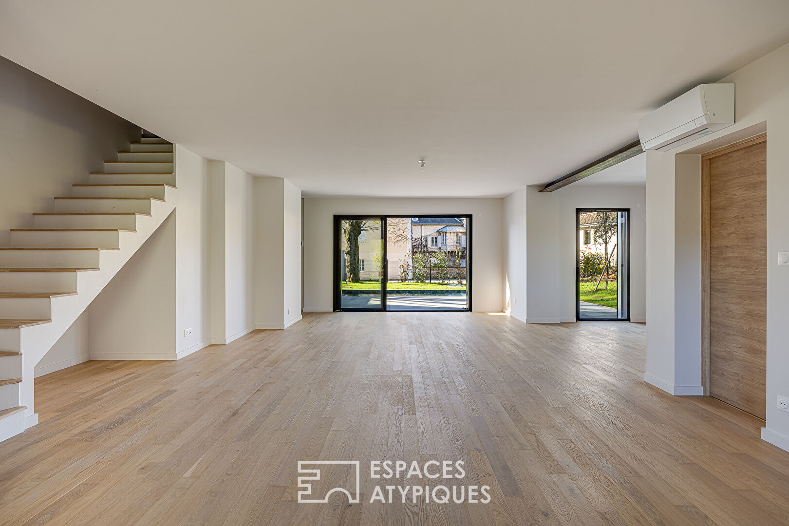 Maison moderne avec piscine proche du centre-ville.