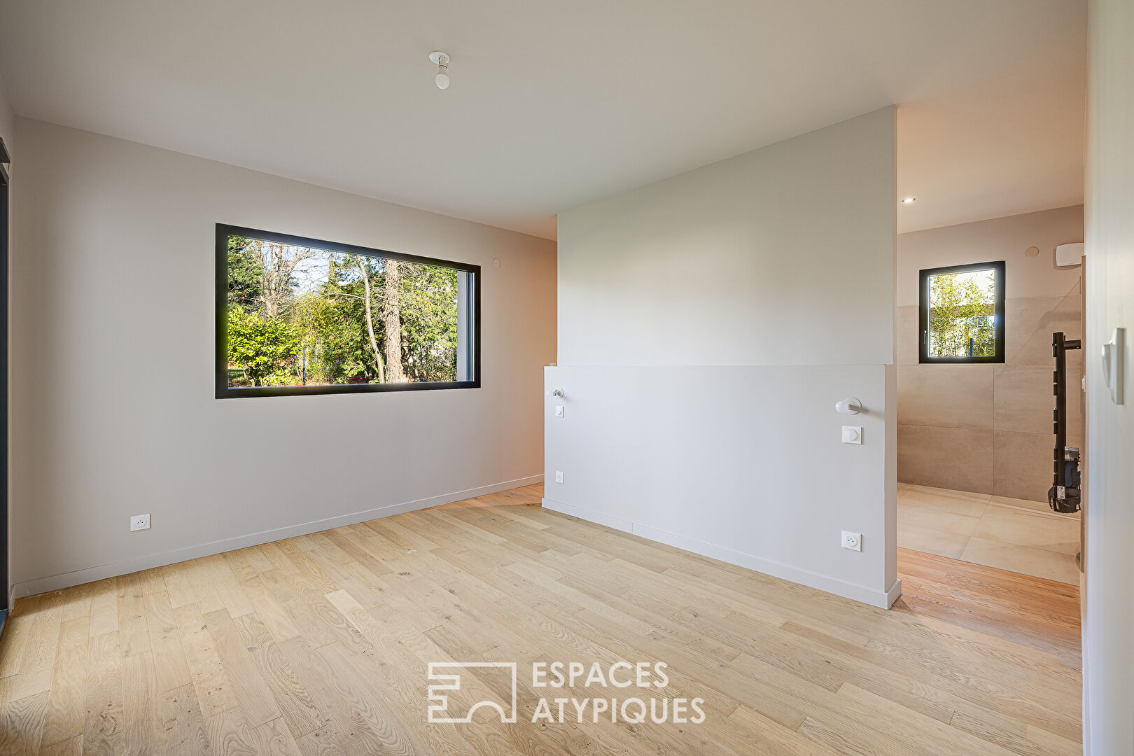 Maison moderne avec piscine proche du centre-ville.