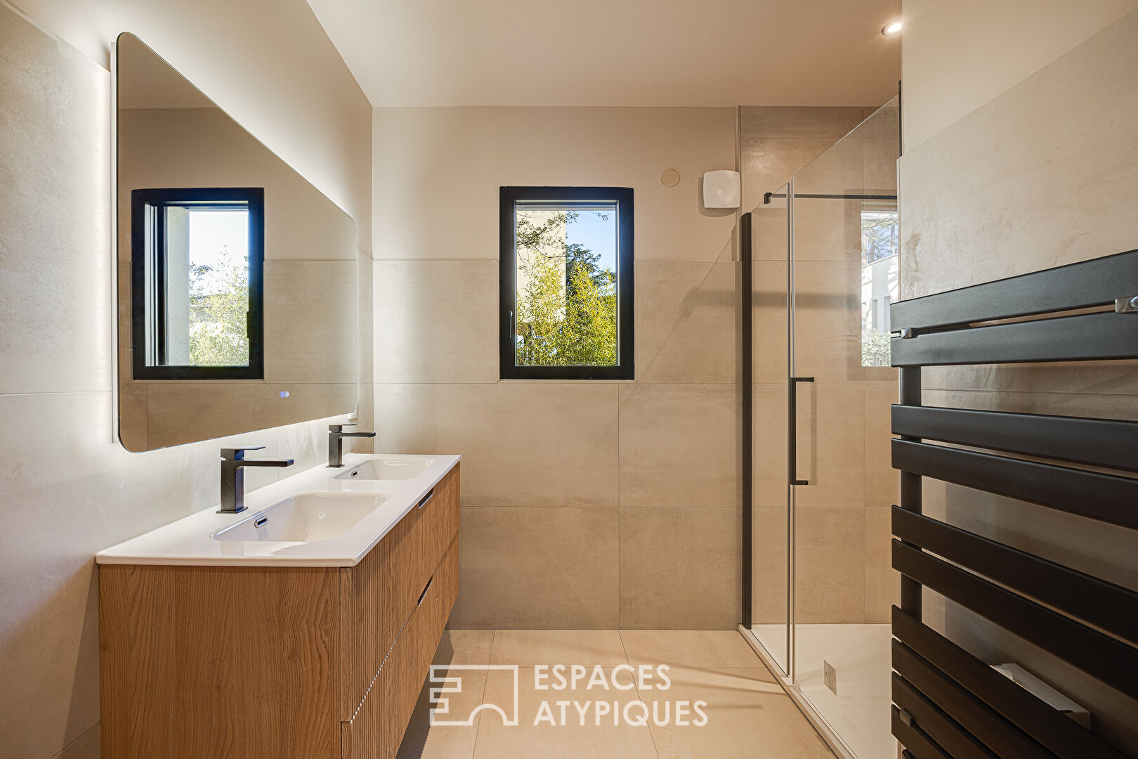 Maison moderne avec piscine proche du centre-ville.