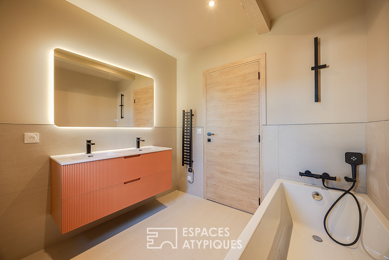 Maison moderne avec piscine proche du centre-ville.