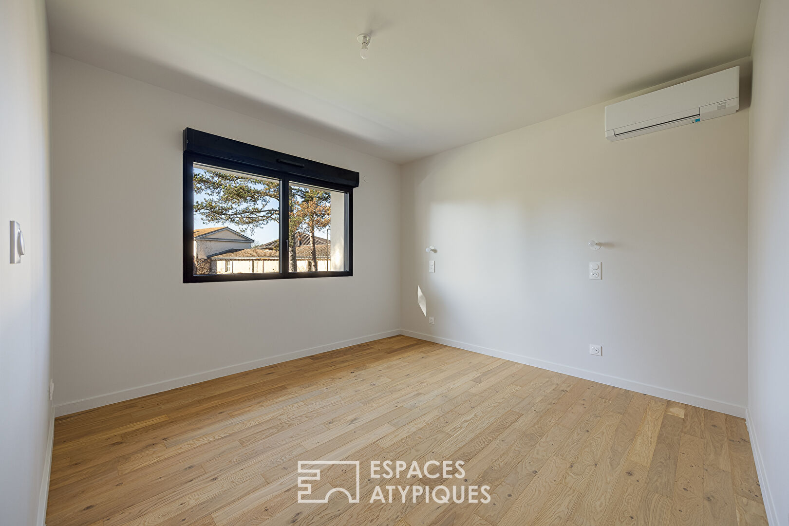 Maison moderne avec piscine proche du centre-ville.