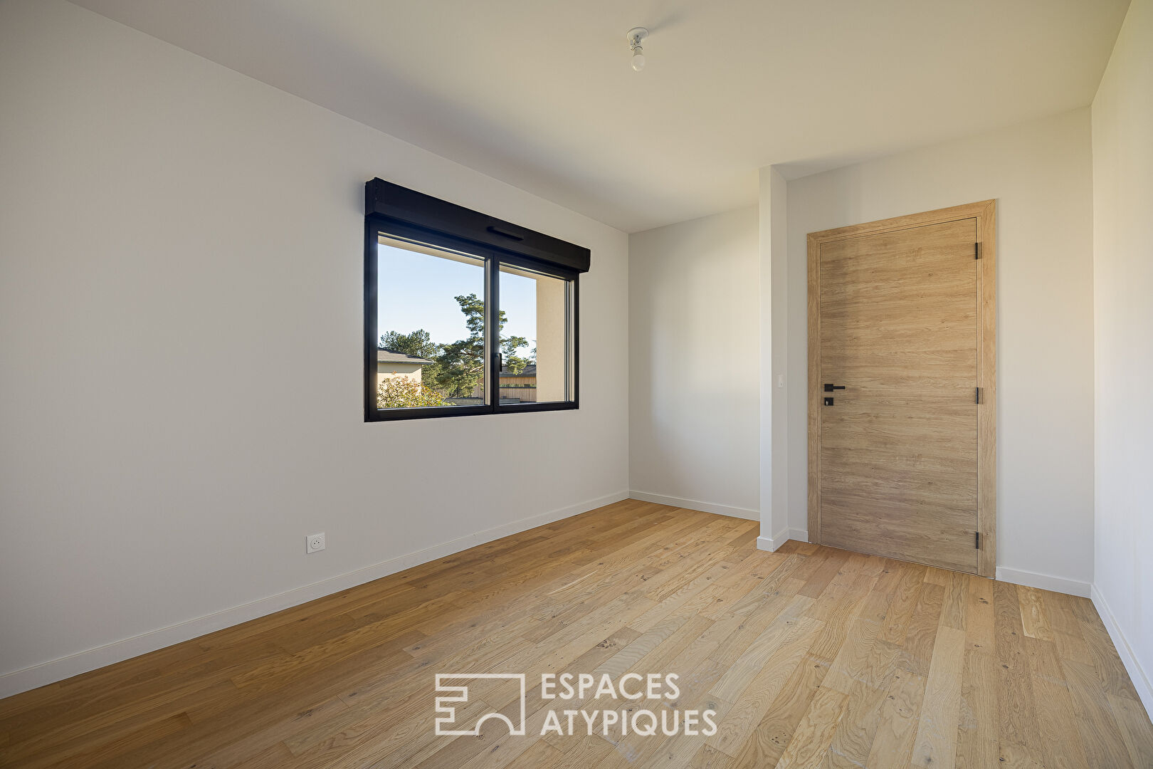 Maison moderne avec piscine proche du centre-ville.