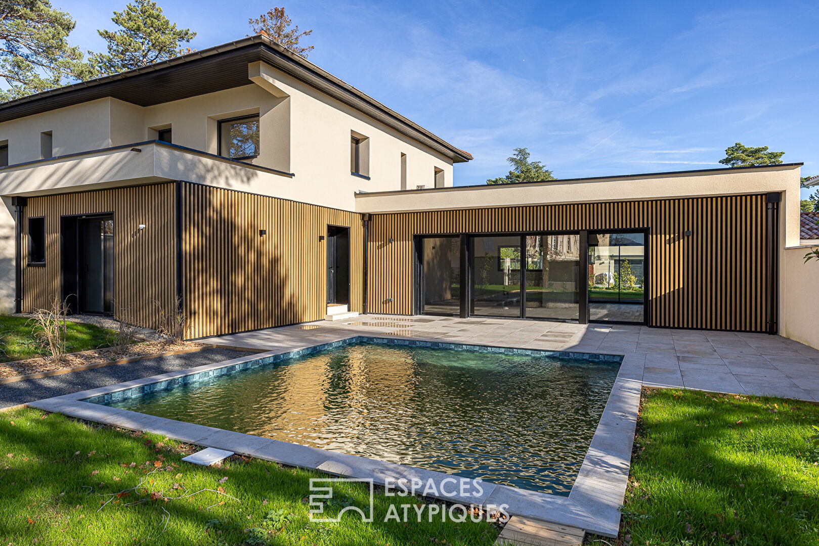 Maison contemporaine avec jardin et piscine à proximité du centre de Charbonnières