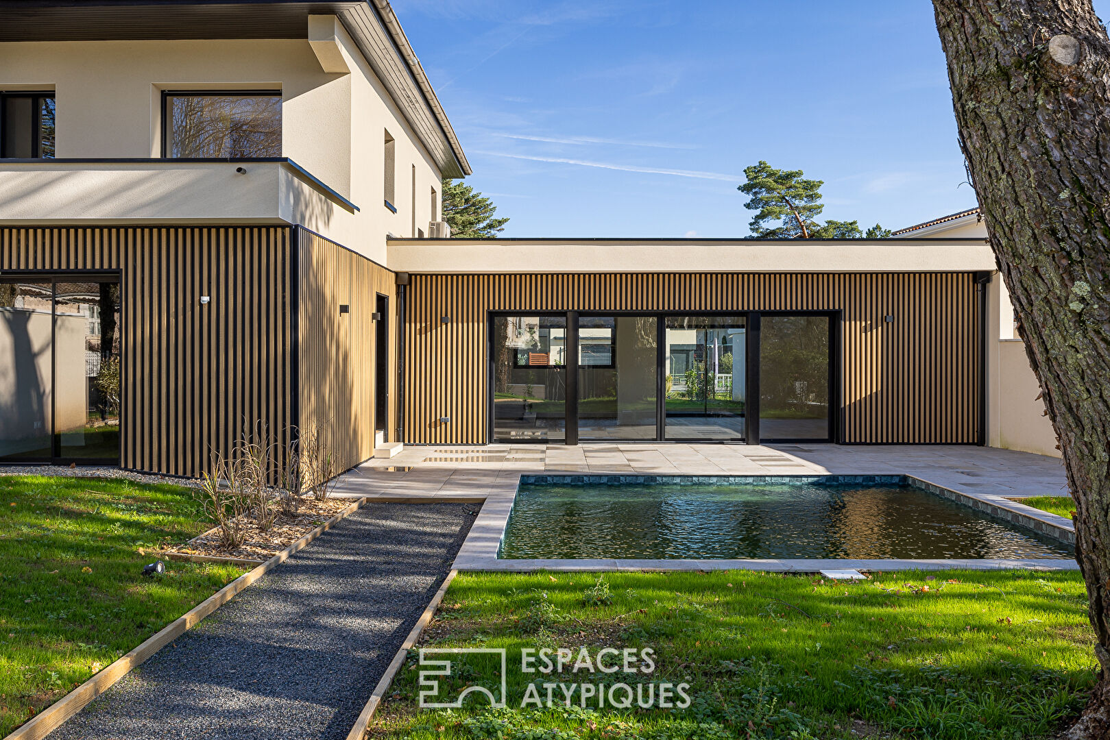 Maison contemporaine avec jardin et piscine à proximité du centre de Charbonnières