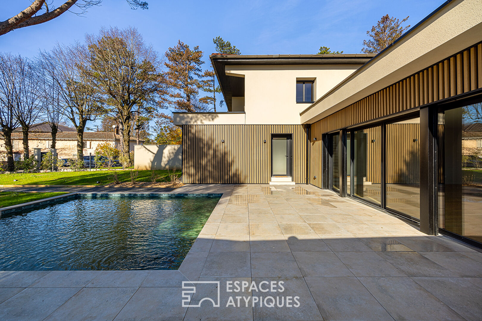 Maison contemporaine avec jardin et piscine à proximité du centre de Charbonnières