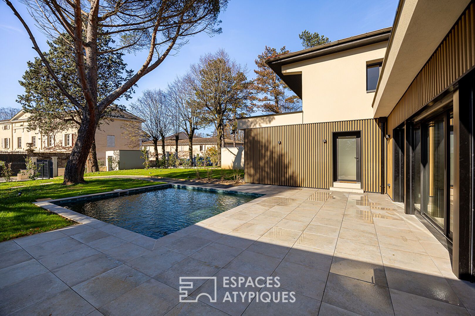 Maison contemporaine avec jardin et piscine à proximité du centre de Charbonnières