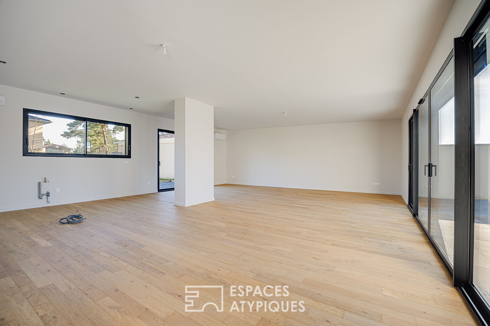 Maison contemporaine avec jardin et piscine à proximité du centre de Charbonnières