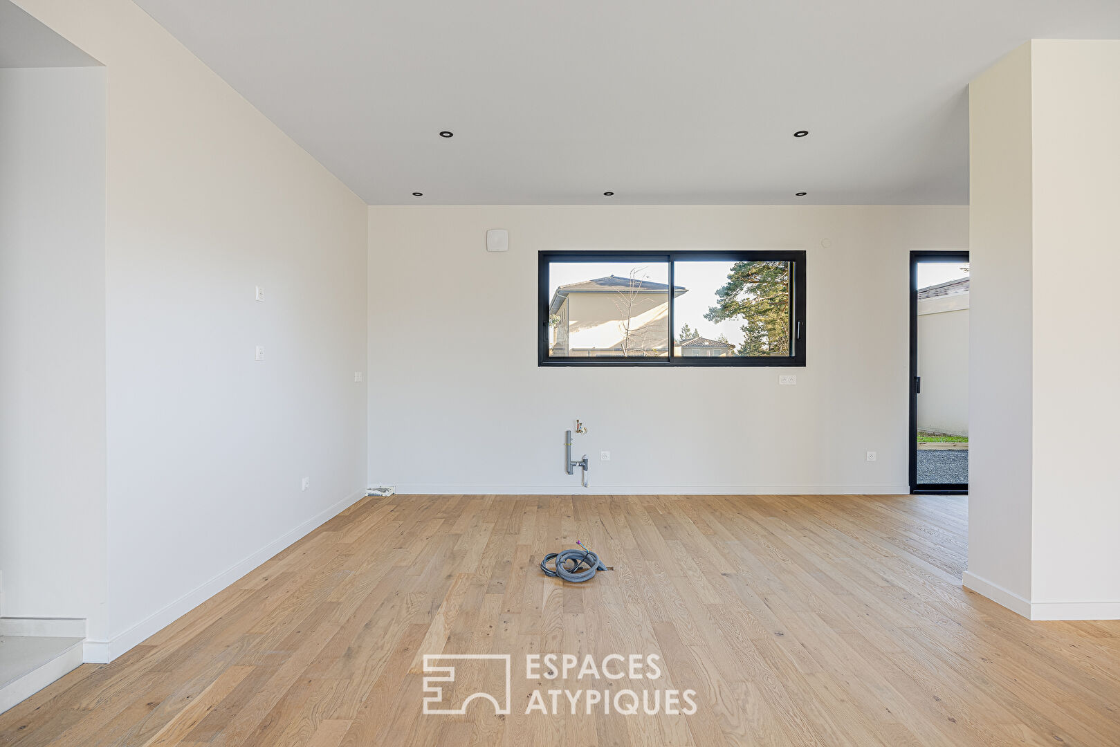 Maison contemporaine avec jardin et piscine à proximité du centre de Charbonnières