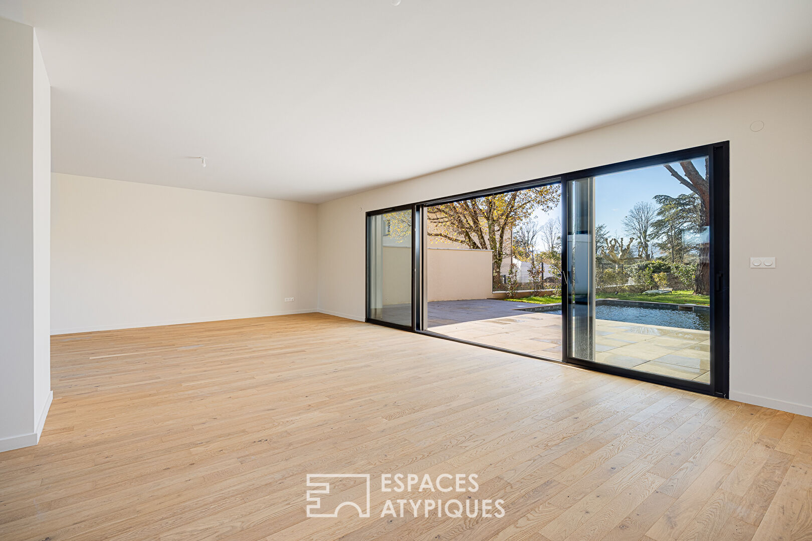 Maison contemporaine avec jardin et piscine à proximité du centre de Charbonnières