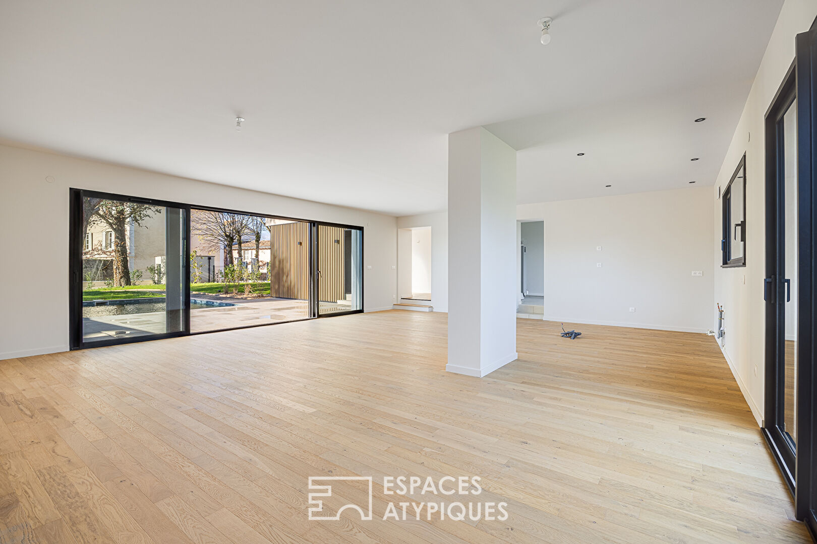 Maison contemporaine avec jardin et piscine à proximité du centre de Charbonnières