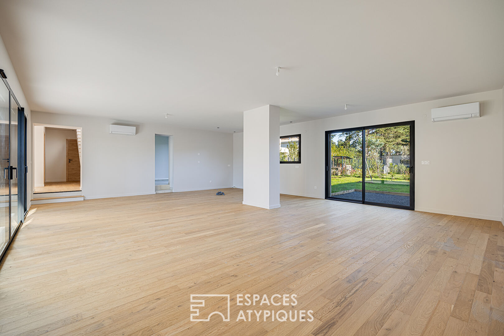 Maison contemporaine avec jardin et piscine à proximité du centre de Charbonnières