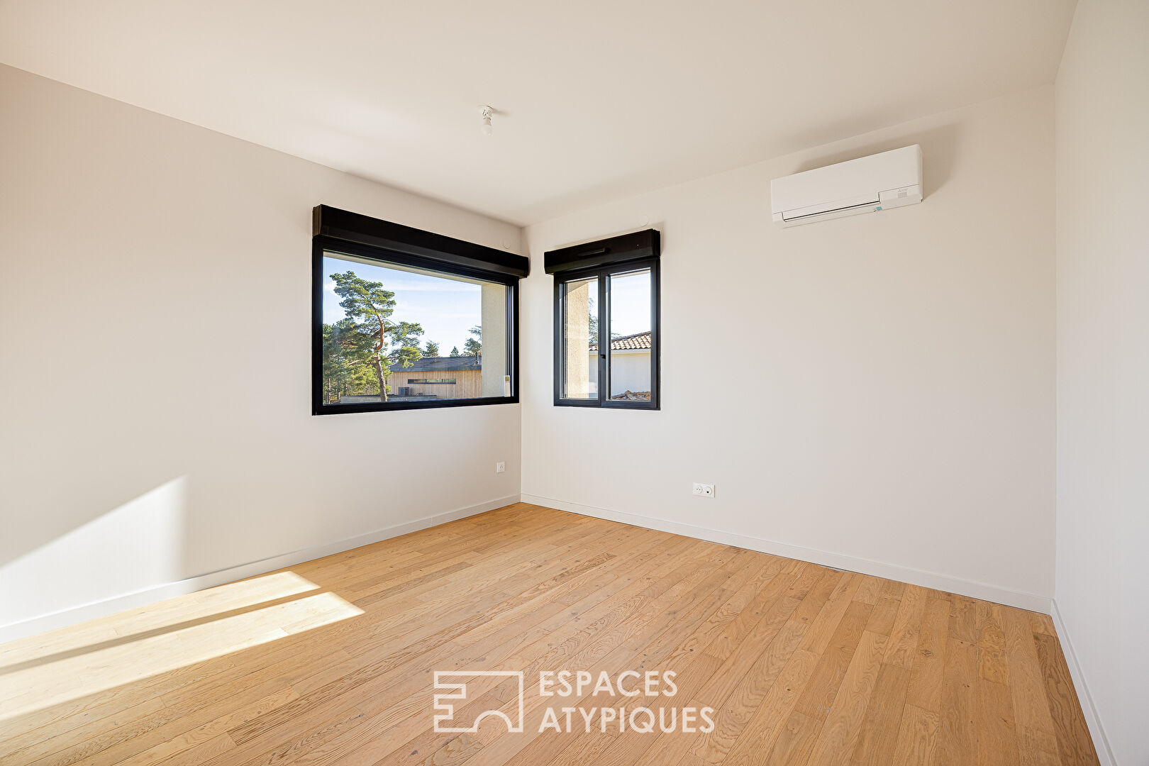 Maison contemporaine avec jardin et piscine à proximité du centre de Charbonnières