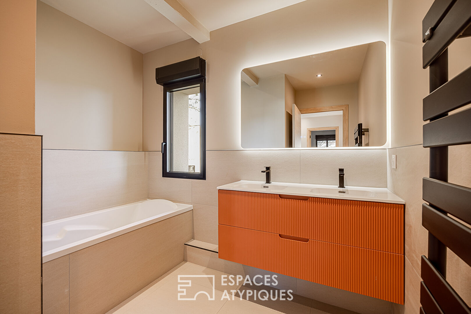 Maison contemporaine avec jardin et piscine à proximité du centre de Charbonnières