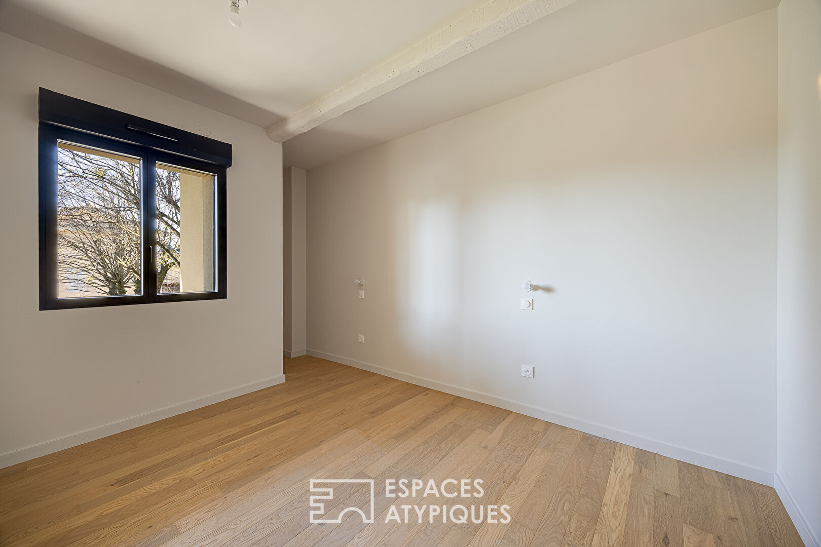 Maison contemporaine avec jardin et piscine à proximité du centre de Charbonnières