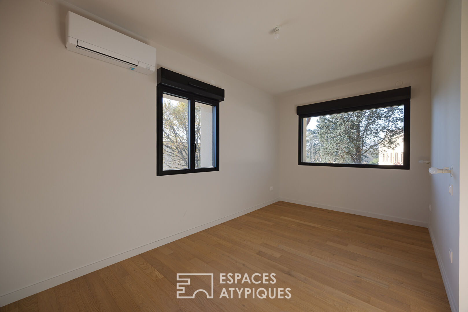 Maison contemporaine avec jardin et piscine à proximité du centre de Charbonnières