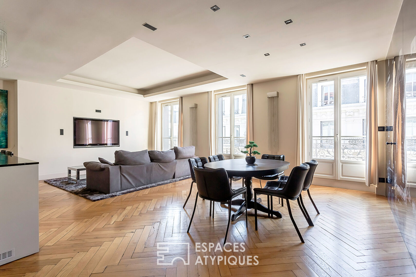 Appartement de prestige avec balcon dans un immeuble haussmannien