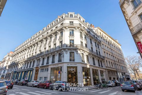 Appartement de prestige avec balcon dans un immeuble haussmannien