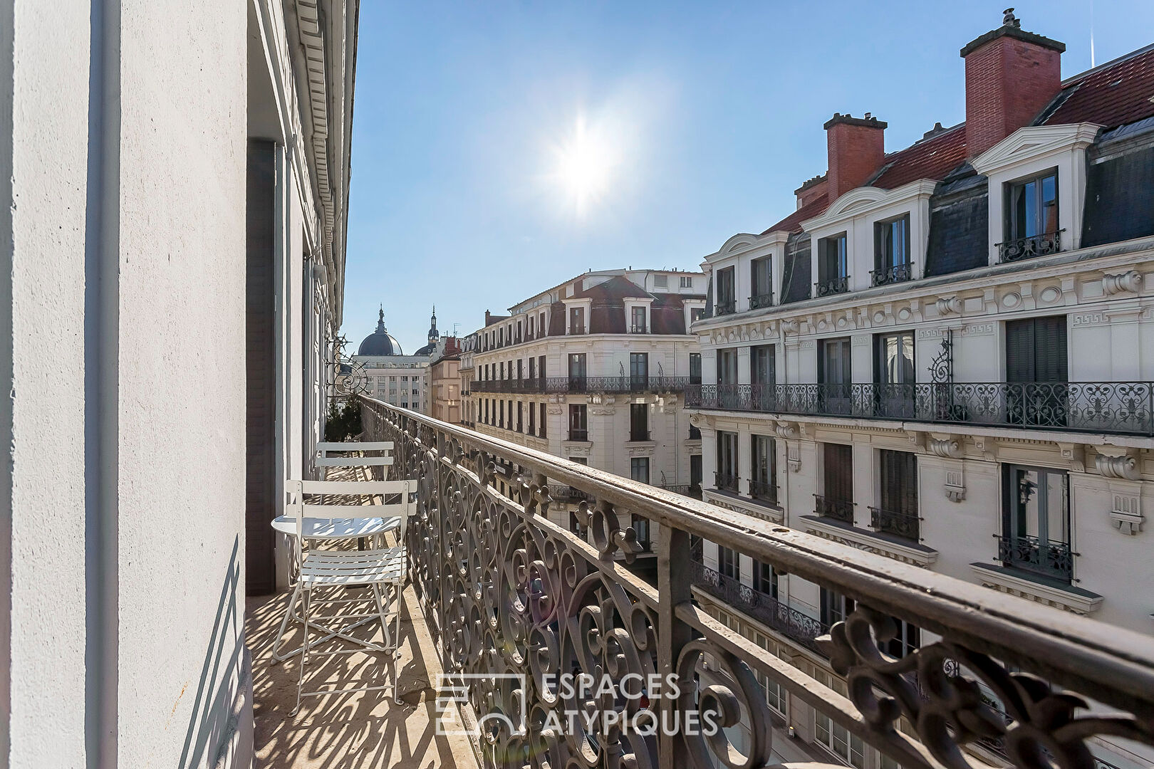 Appartement de prestige avec balcon dans un immeuble haussmannien