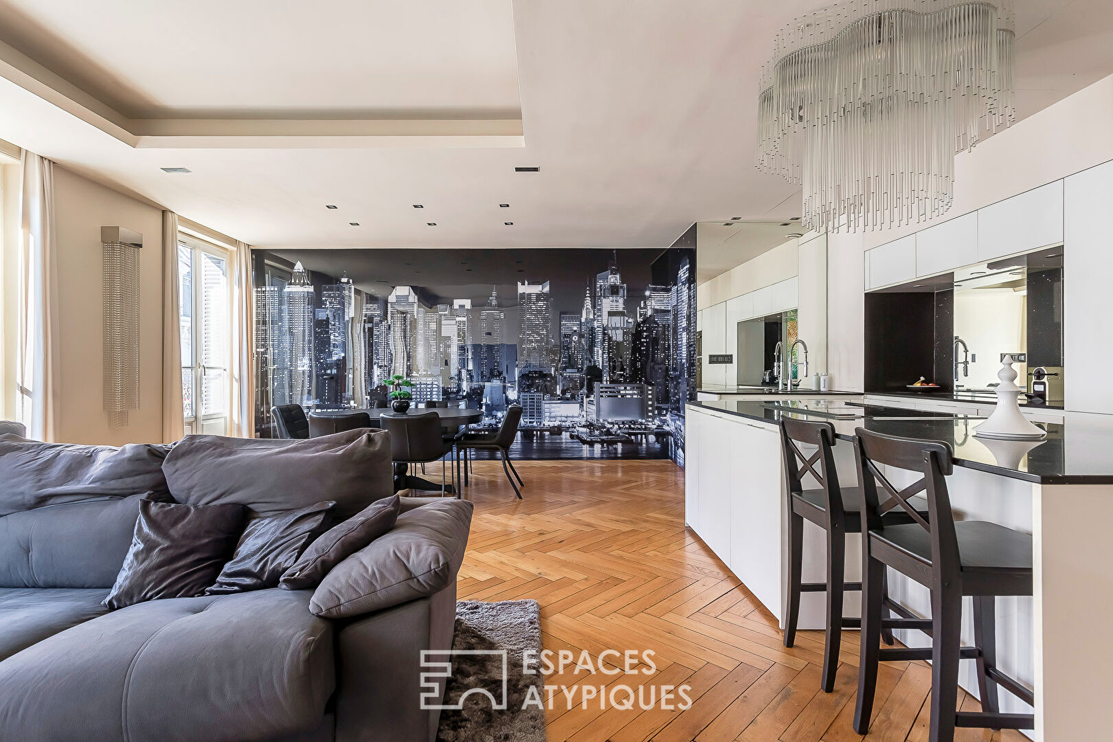 Appartement de prestige avec balcon dans un immeuble haussmannien