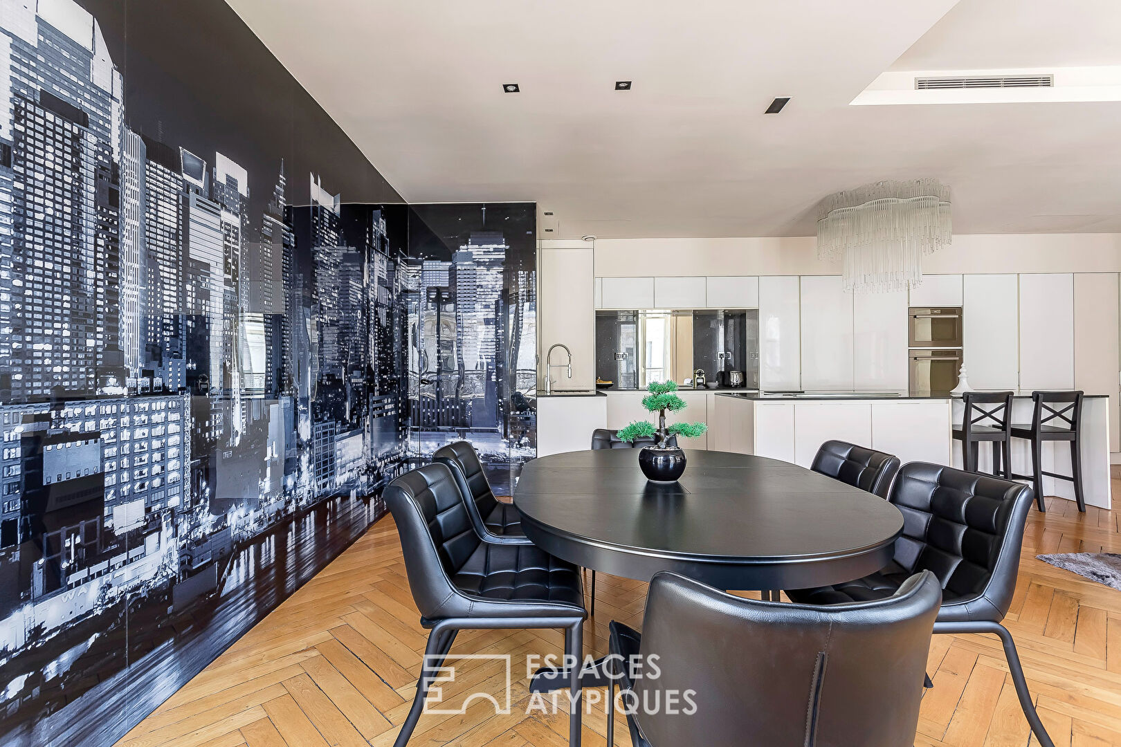 Appartement de prestige avec balcon dans un immeuble haussmannien