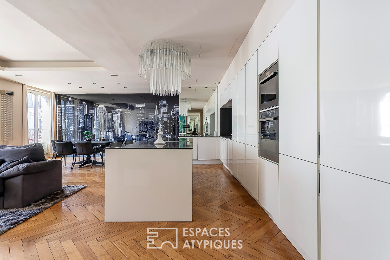 Appartement de prestige avec balcon dans un immeuble haussmannien
