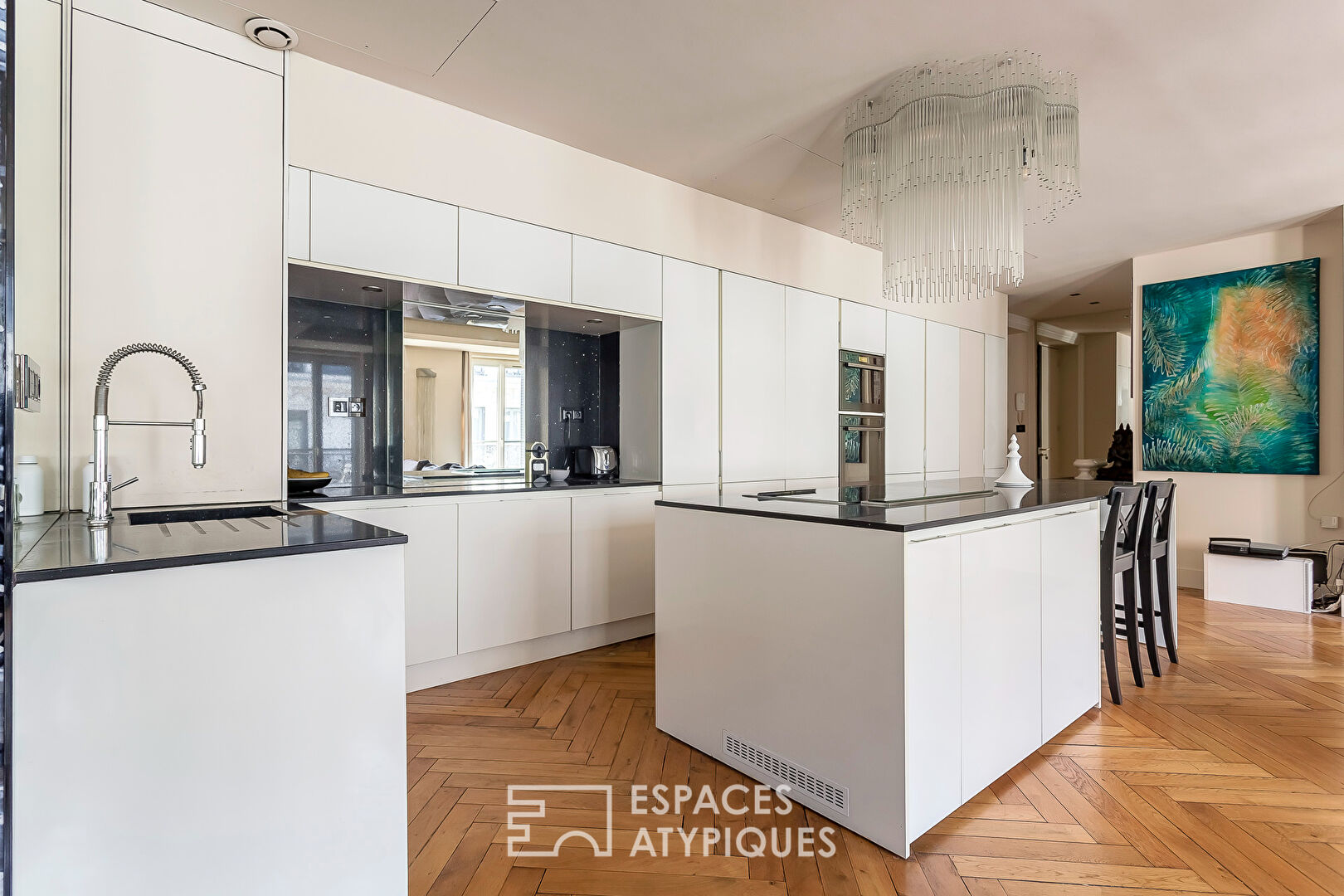 Appartement de prestige avec balcon dans un immeuble haussmannien