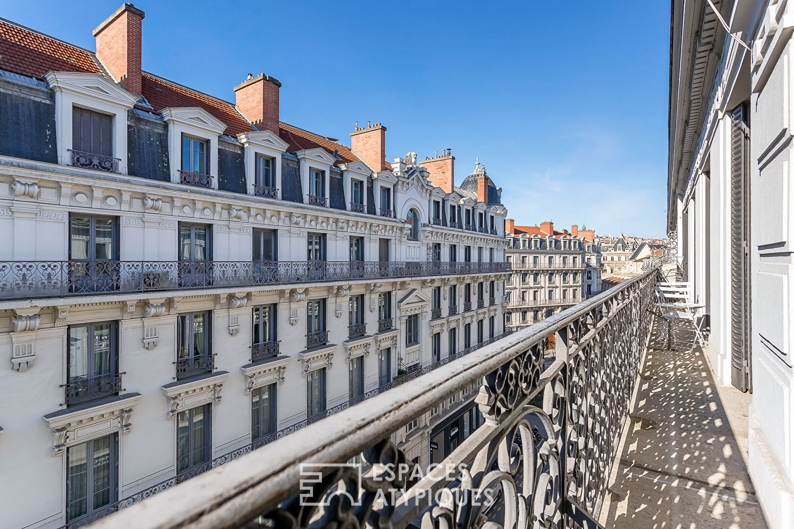 Appartement de prestige avec balcon dans un immeuble haussmannien