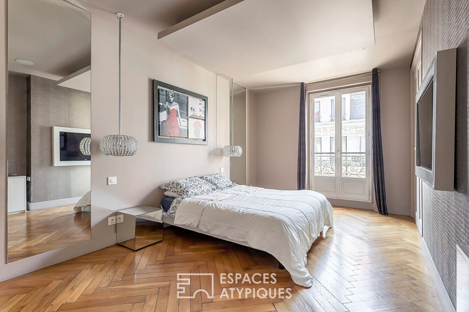 Appartement de prestige avec balcon dans un immeuble haussmannien
