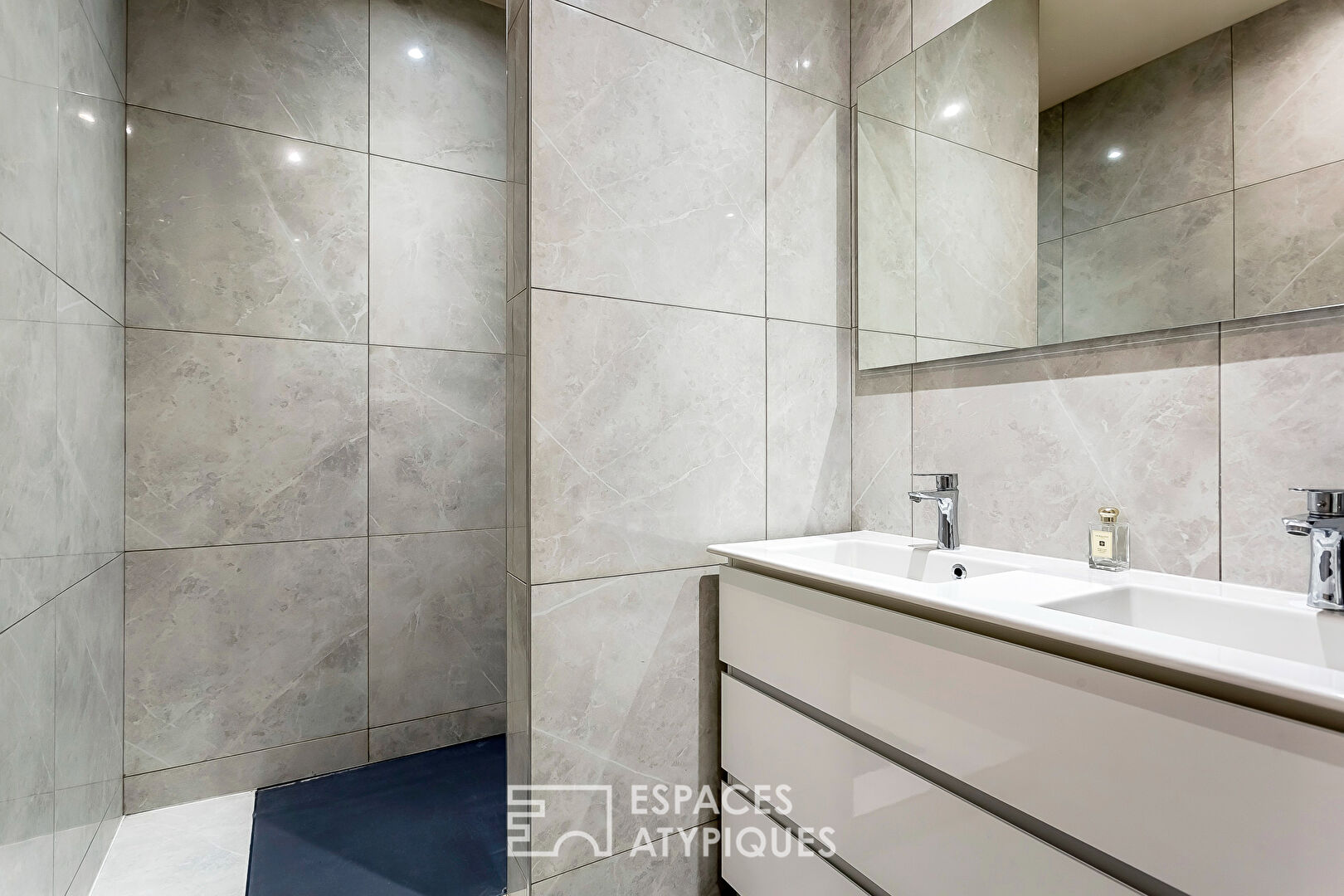 Appartement de prestige avec balcon dans un immeuble haussmannien