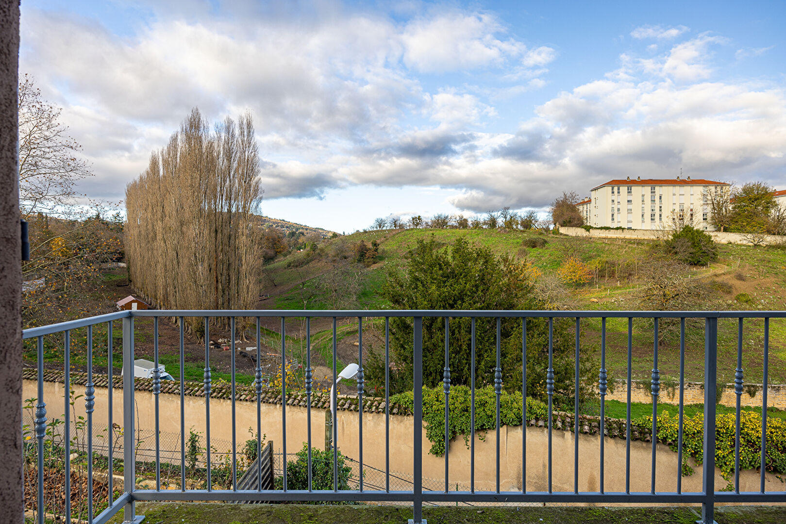 Un duplex comme une maison avec jardin et balcon