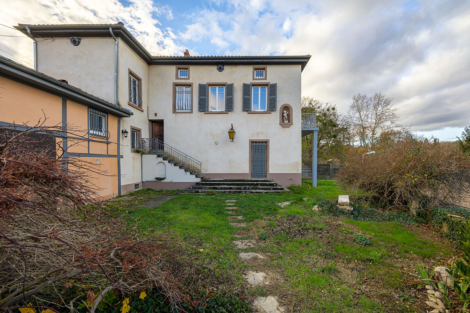 Un duplex comme une maison avec jardin et balcon